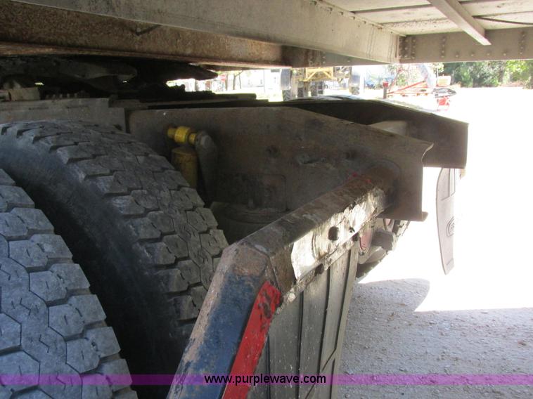 image for item K2196 2004 Freightliner Columbia semi truck