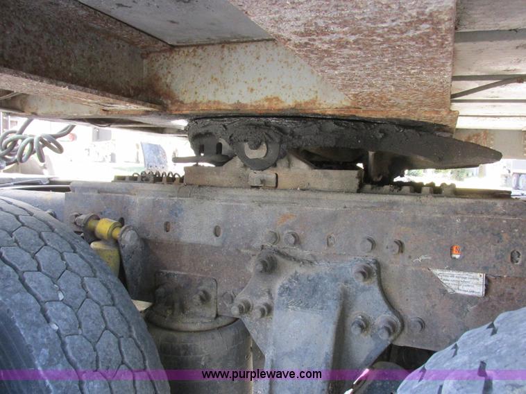 image for item K2196 2004 Freightliner Columbia semi truck