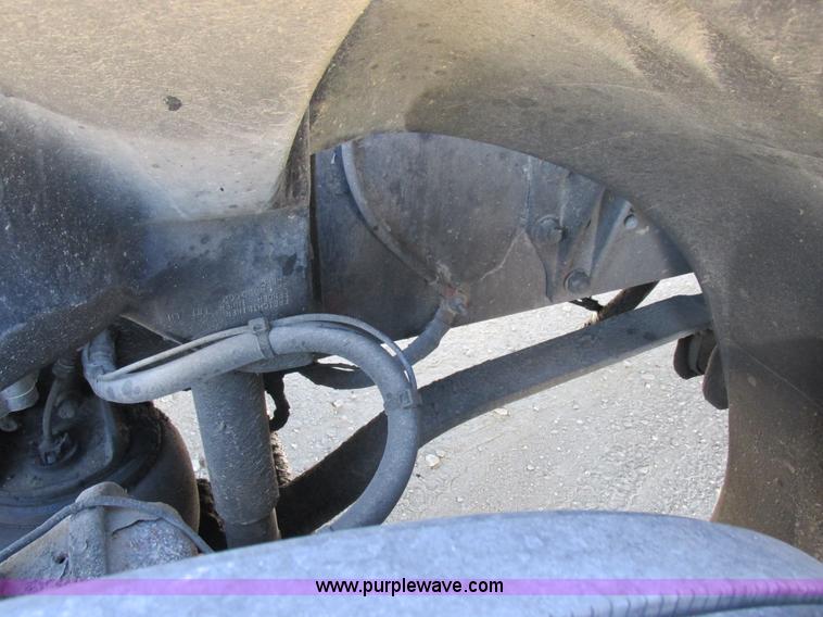 image for item K2196 2004 Freightliner Columbia semi truck