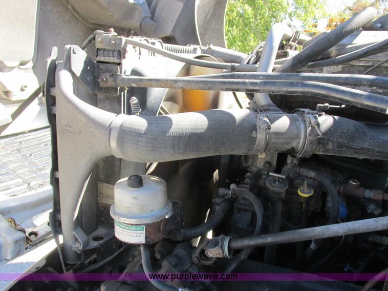 image for item K2196 2004 Freightliner Columbia semi truck