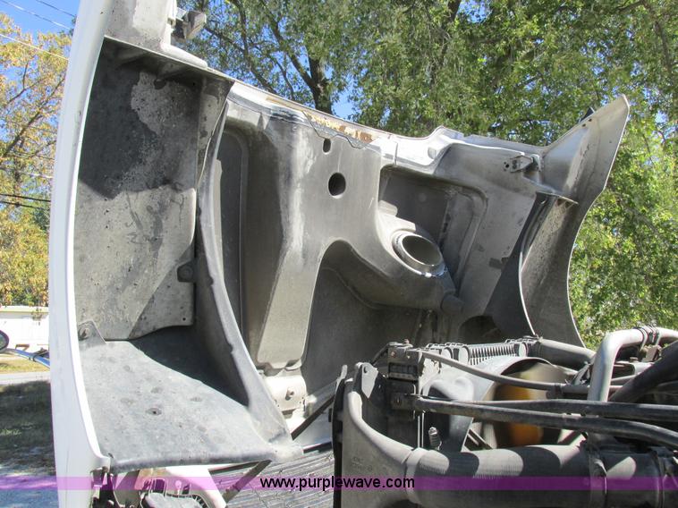 image for item K2196 2004 Freightliner Columbia semi truck