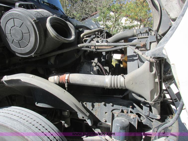 image for item K2196 2004 Freightliner Columbia semi truck