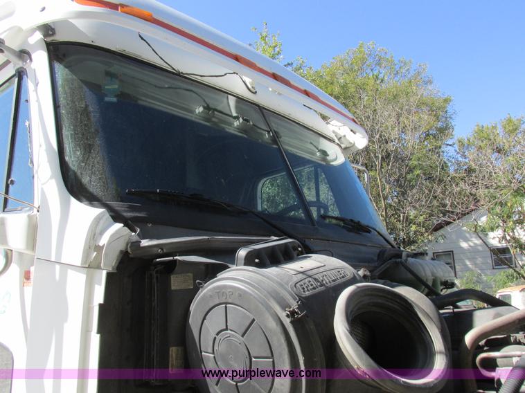 image for item K2196 2004 Freightliner Columbia semi truck
