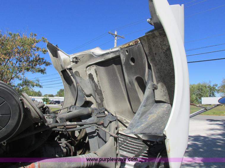 image for item K2196 2004 Freightliner Columbia semi truck