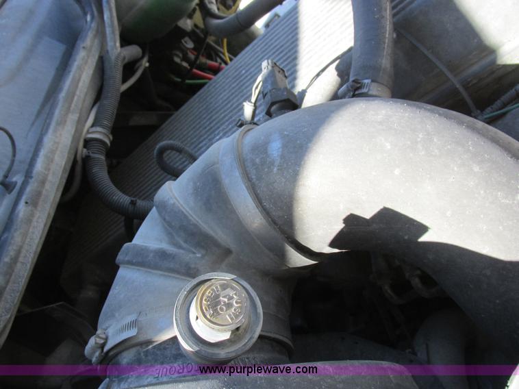 image for item K2196 2004 Freightliner Columbia semi truck