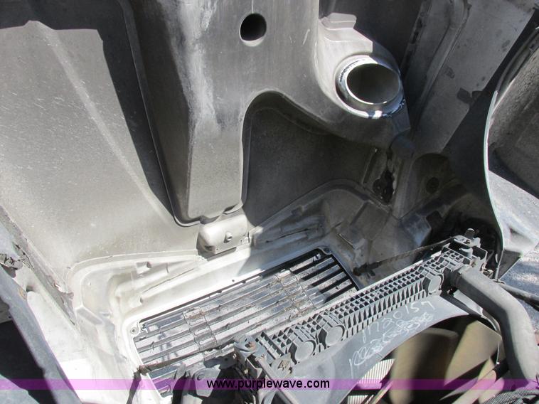 image for item K2196 2004 Freightliner Columbia semi truck