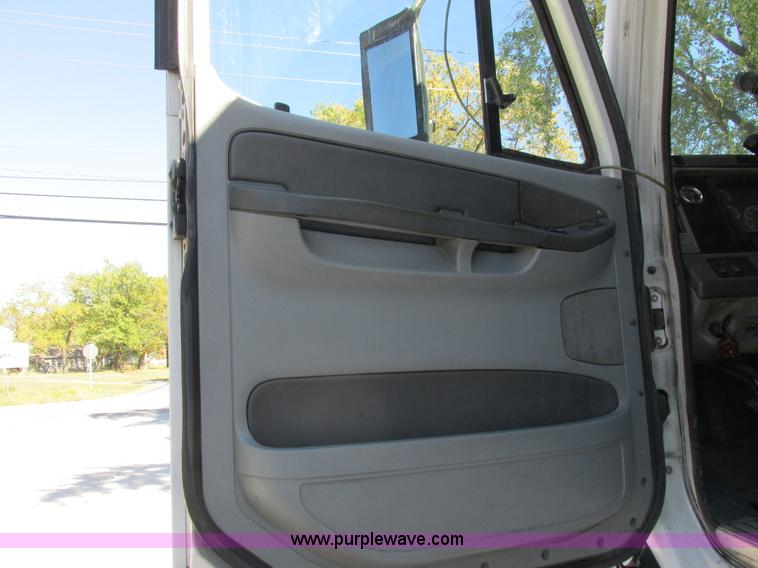 image for item K2196 2004 Freightliner Columbia semi truck