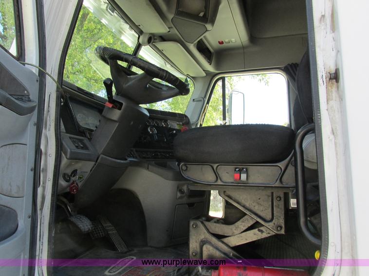 image for item K2196 2004 Freightliner Columbia semi truck