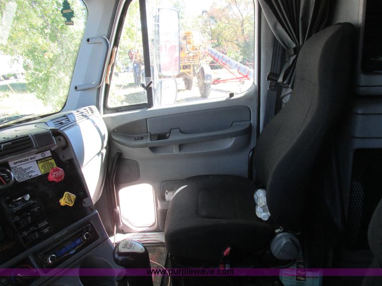 image for item K2196 2004 Freightliner Columbia semi truck