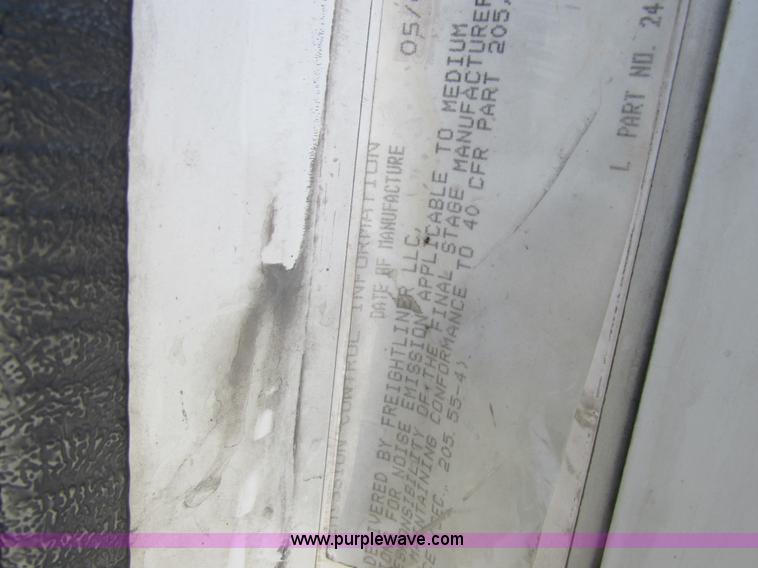 image for item K2196 2004 Freightliner Columbia semi truck