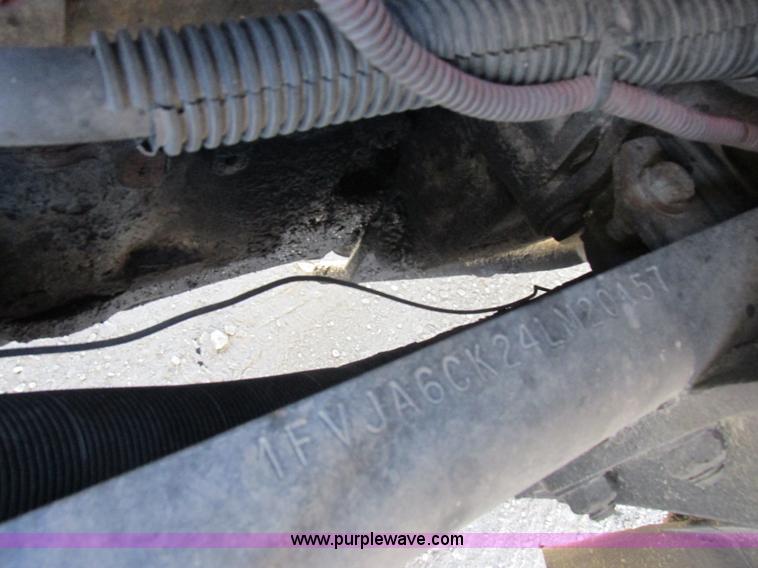 image for item K2196 2004 Freightliner Columbia semi truck