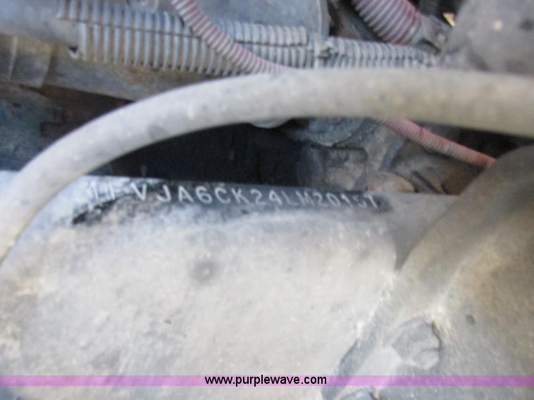 image for item K2196 2004 Freightliner Columbia semi truck