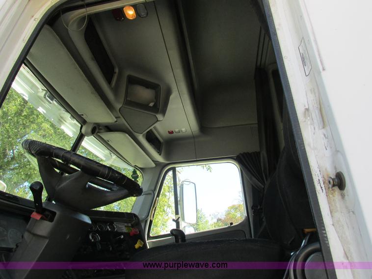 image for item K2196 2004 Freightliner Columbia semi truck