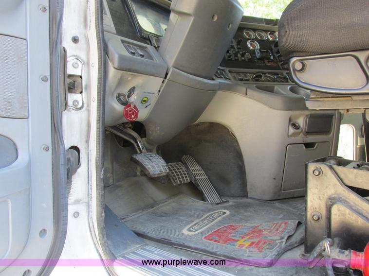 image for item K2196 2004 Freightliner Columbia semi truck