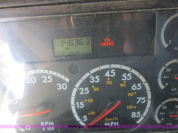 image for item K2196 2004 Freightliner Columbia semi truck