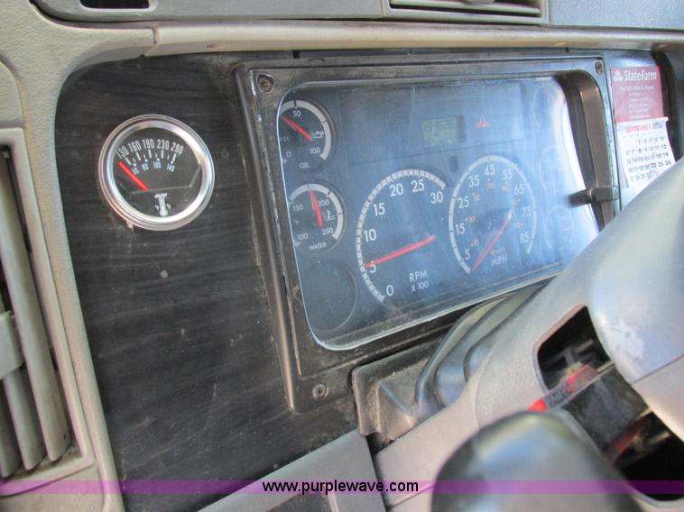 image for item K2196 2004 Freightliner Columbia semi truck