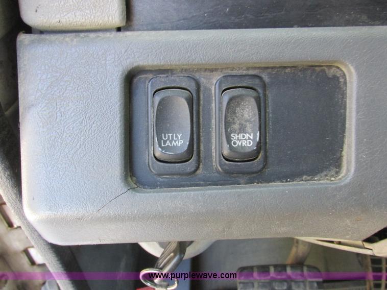 image for item K2196 2004 Freightliner Columbia semi truck