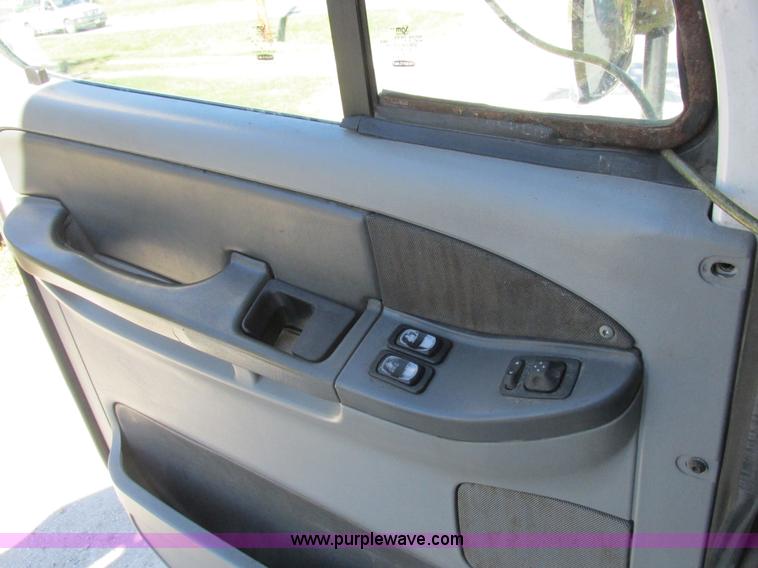 image for item K2196 2004 Freightliner Columbia semi truck