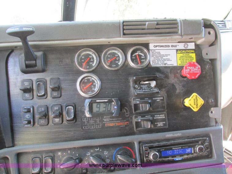 image for item K2196 2004 Freightliner Columbia semi truck