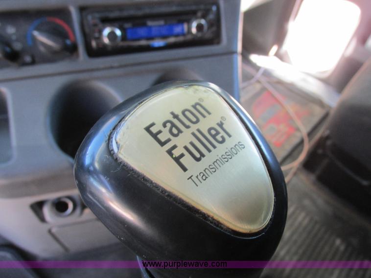 image for item K2196 2004 Freightliner Columbia semi truck