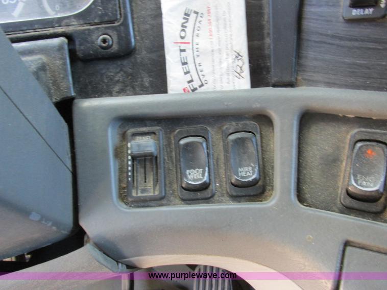 image for item K2196 2004 Freightliner Columbia semi truck