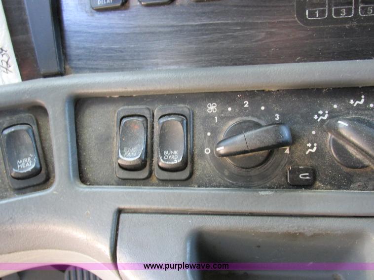 image for item K2196 2004 Freightliner Columbia semi truck