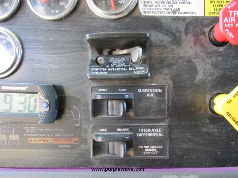 image for item K2196 2004 Freightliner Columbia semi truck