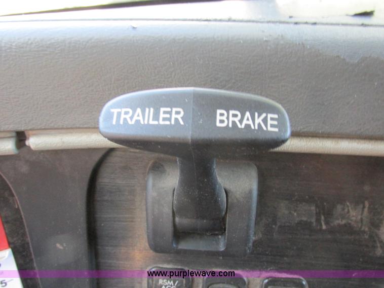 image for item K2196 2004 Freightliner Columbia semi truck