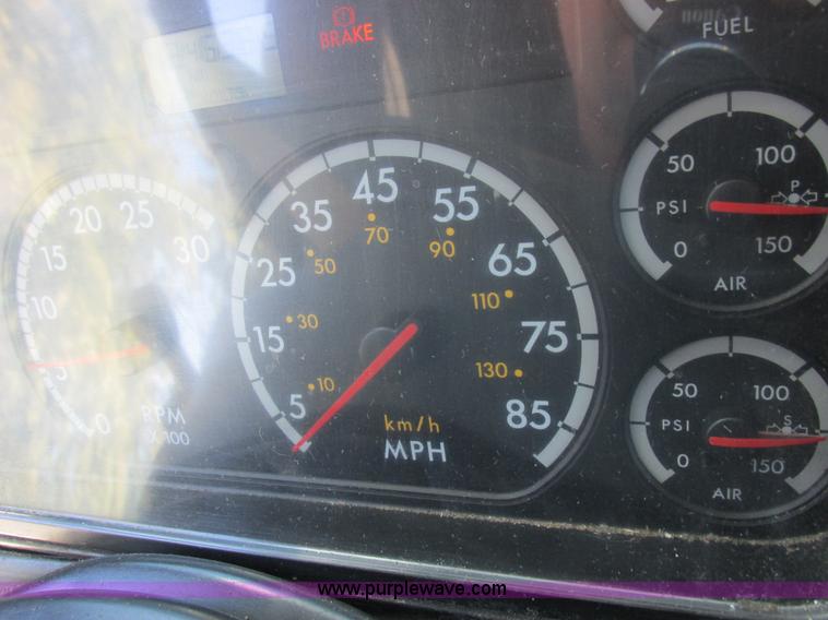 image for item K2196 2004 Freightliner Columbia semi truck