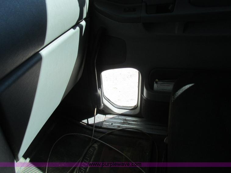 image for item K2196 2004 Freightliner Columbia semi truck