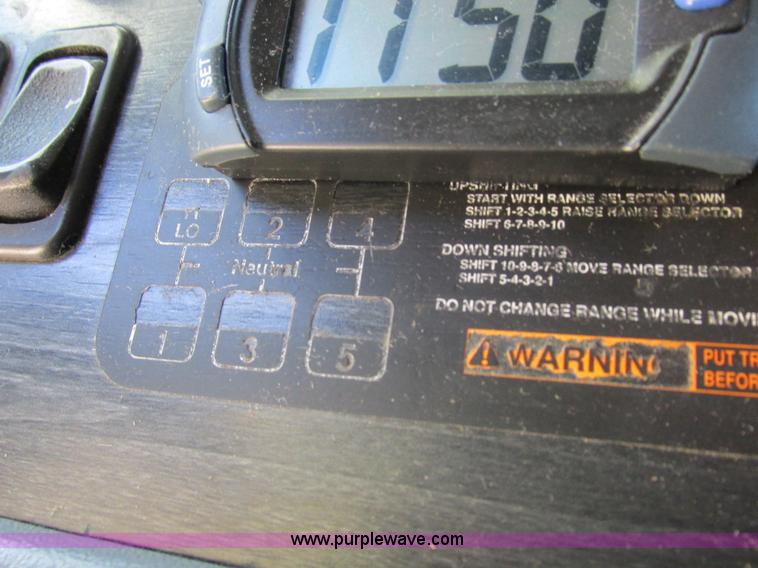 image for item K2196 2004 Freightliner Columbia semi truck