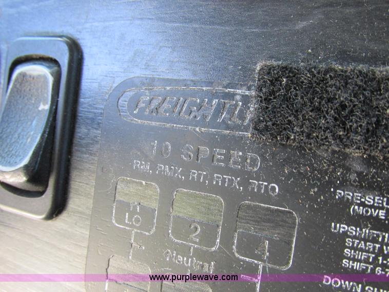 image for item K2196 2004 Freightliner Columbia semi truck