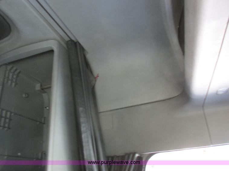 image for item K2196 2004 Freightliner Columbia semi truck