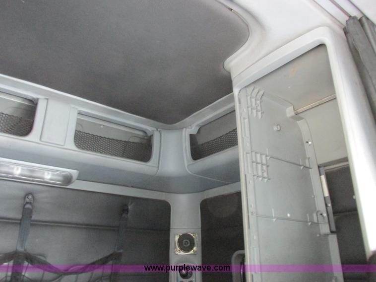 image for item K2196 2004 Freightliner Columbia semi truck