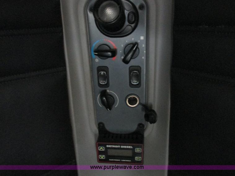 image for item K2196 2004 Freightliner Columbia semi truck