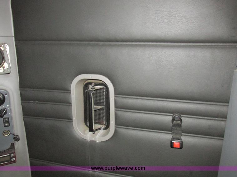 image for item K2196 2004 Freightliner Columbia semi truck