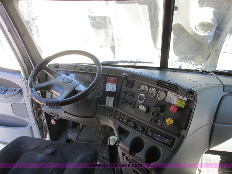 image for item K2196 2004 Freightliner Columbia semi truck