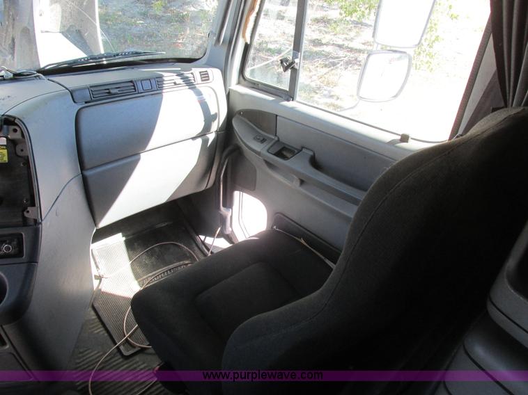 image for item K2196 2004 Freightliner Columbia semi truck