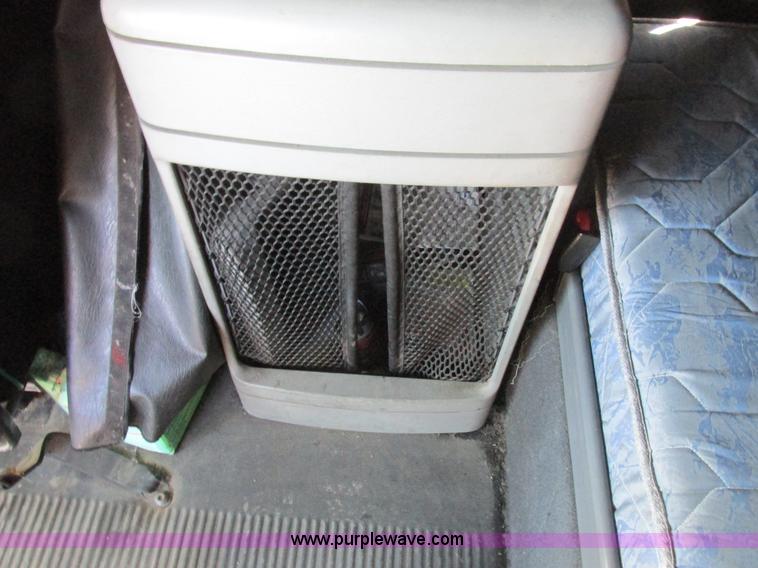 image for item K2196 2004 Freightliner Columbia semi truck