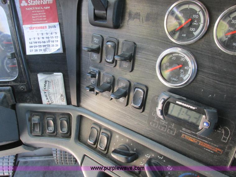 image for item K2196 2004 Freightliner Columbia semi truck