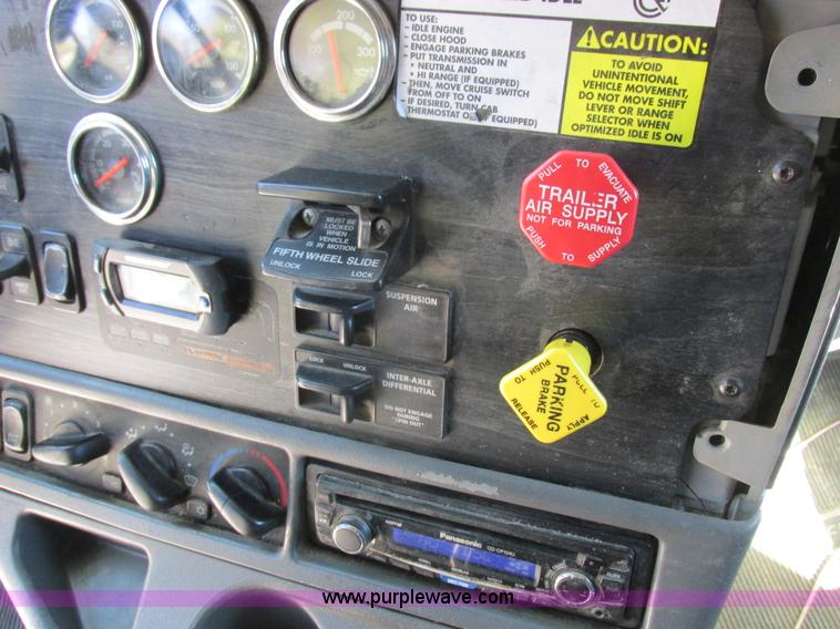 image for item K2196 2004 Freightliner Columbia semi truck