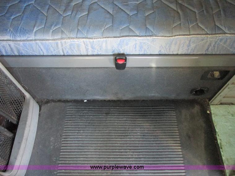 image for item K2196 2004 Freightliner Columbia semi truck