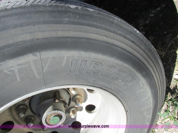 image for item K2197 2001 Wilson PSDCL-302 livestock trailer