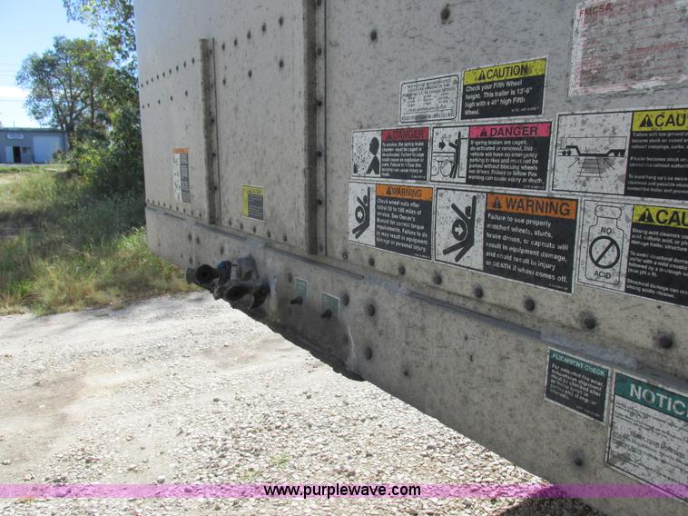 image for item K2197 2001 Wilson PSDCL-302 livestock trailer