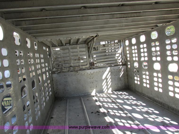 image for item K2197 2001 Wilson PSDCL-302 livestock trailer