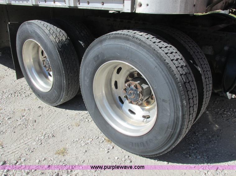 image for item K2198 2001 Wilson PSDCL-302 livestock trailer