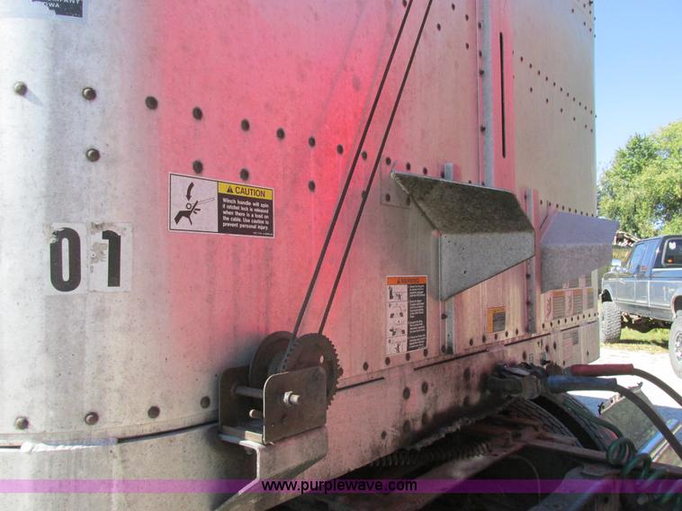 image for item K2198 2001 Wilson PSDCL-302 livestock trailer