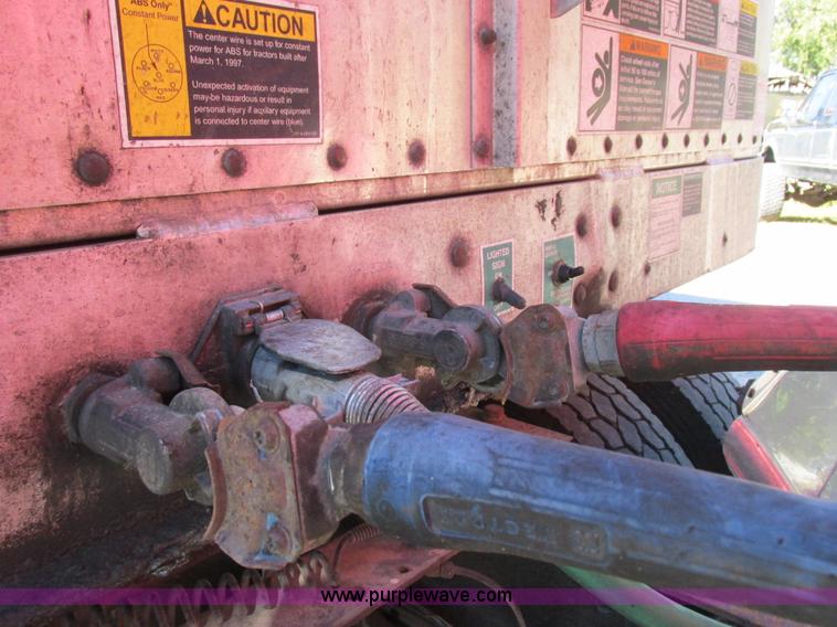 image for item K2198 2001 Wilson PSDCL-302 livestock trailer