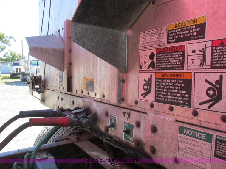 image for item K2198 2001 Wilson PSDCL-302 livestock trailer