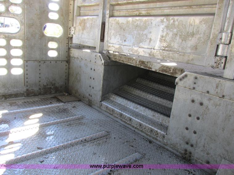 image for item K2198 2001 Wilson PSDCL-302 livestock trailer